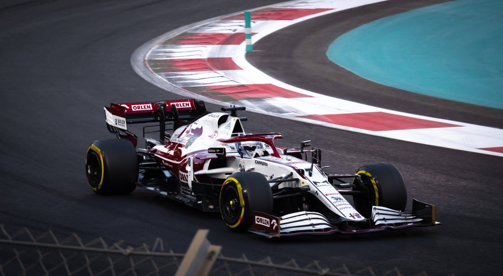 ¡No perdona ni una! Verstappen se llevó la P1; Checo Pérez quedó tercero.