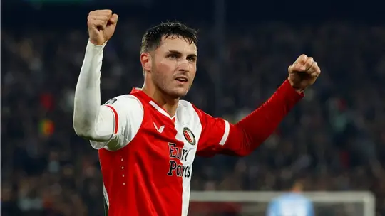 ¡Debut Soñado! Santi Giménez Anota Doblete en Presentación en Champions League.