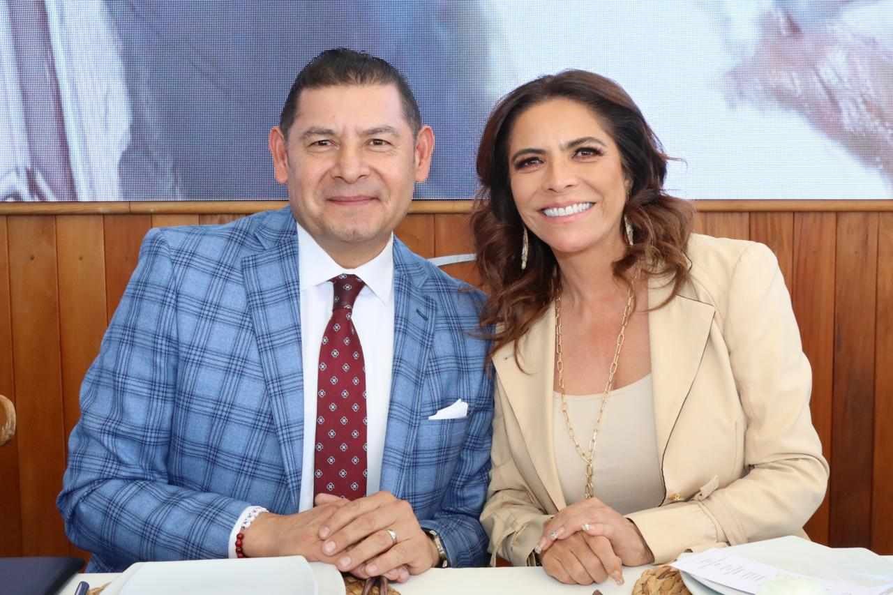 Se reúne Armenta con Olivia Salomón.