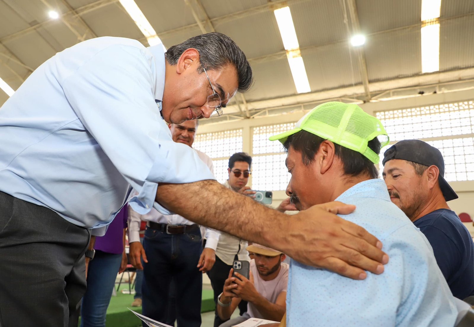 Regresa Salomón Céspedes a Venustiano Carranza a entregar apoyos.