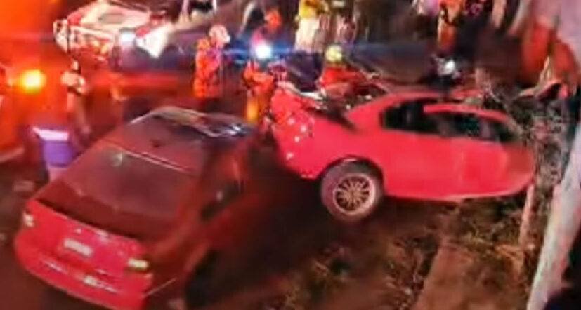 Auto volador cae encima de otro y hay lesionados.