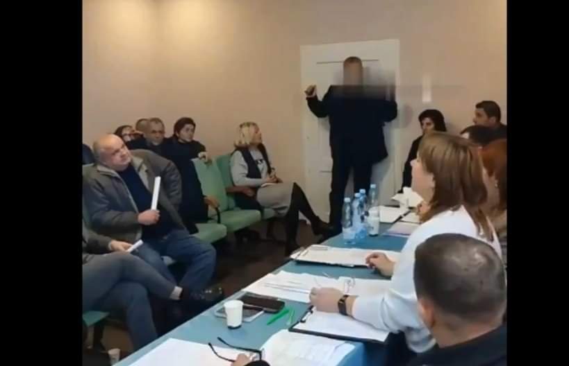 Diputado en Ucrania detona granadas durante sesión en ayuntamiento.
