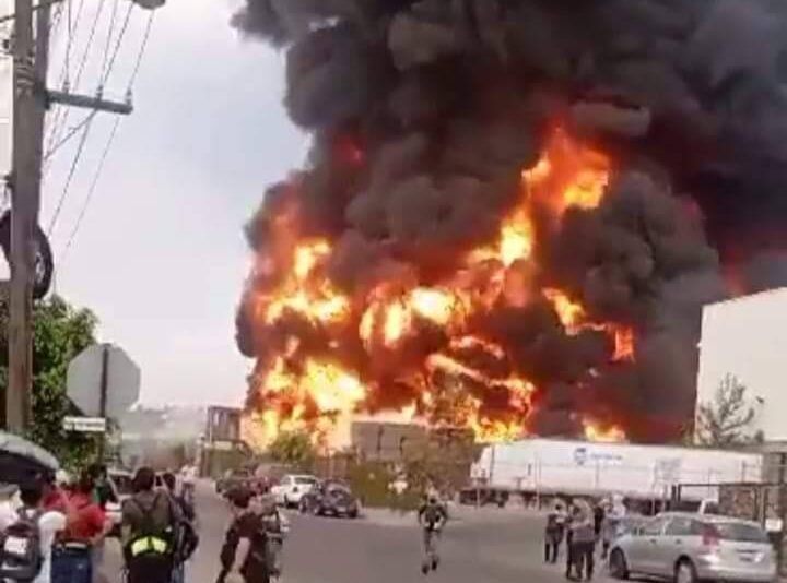 Por fuerte incendio en bodegas desalojan a médicos y pacientes en clínica del IMSS.