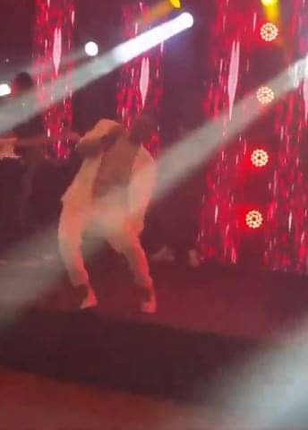 Cantante Brasileño Muere en el Escenario durante Concierto.