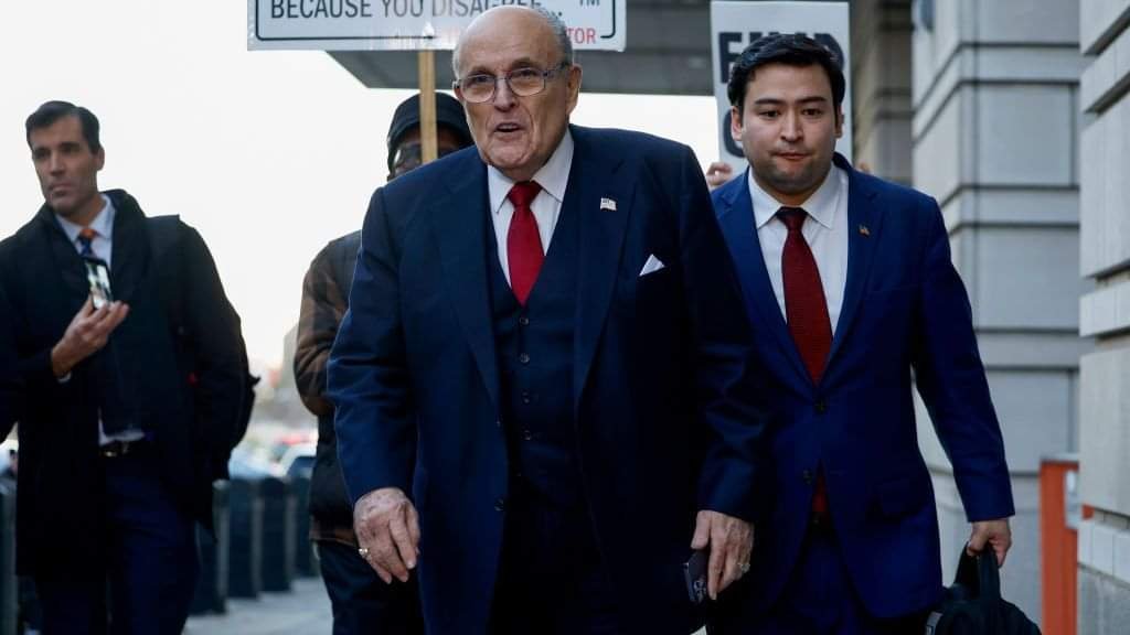 Rudy Giuliani, Aliado de Trump, se Declara en Quiebra tras Millonaria Sentencia en su Contra.