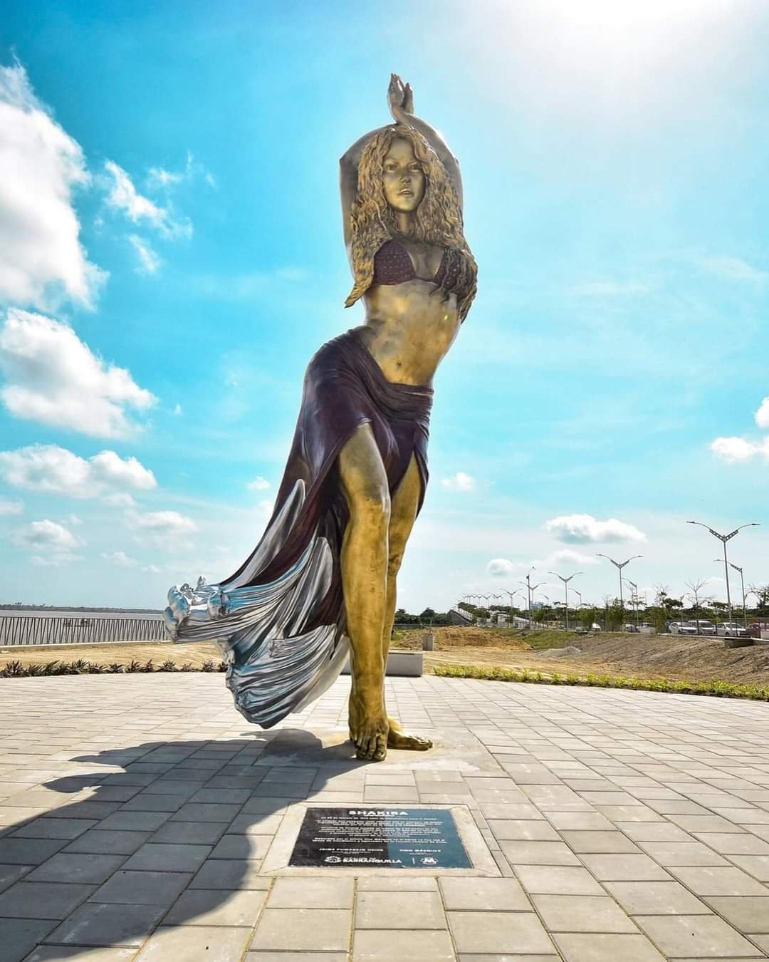 Así reaccionó Shakira ante su imponente estatua en Barranquilla.