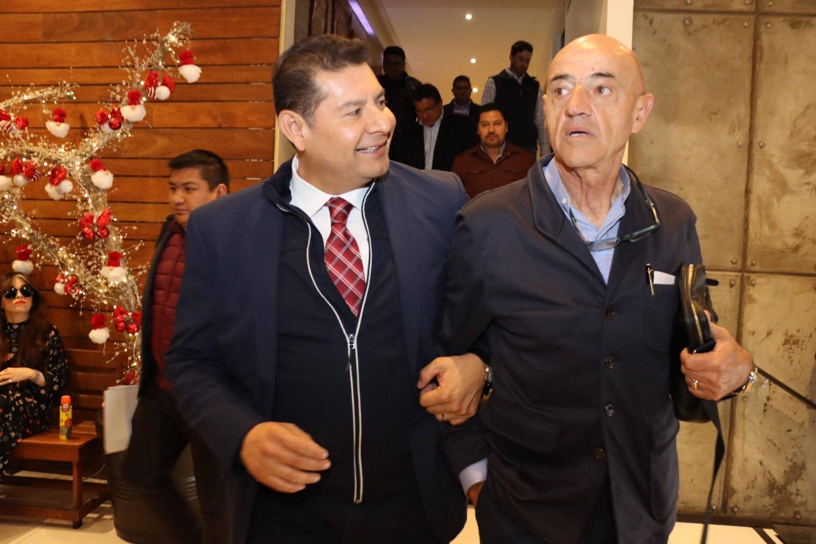 Presenta Armenta a “El Chelis” como asesor técnico del Senado.