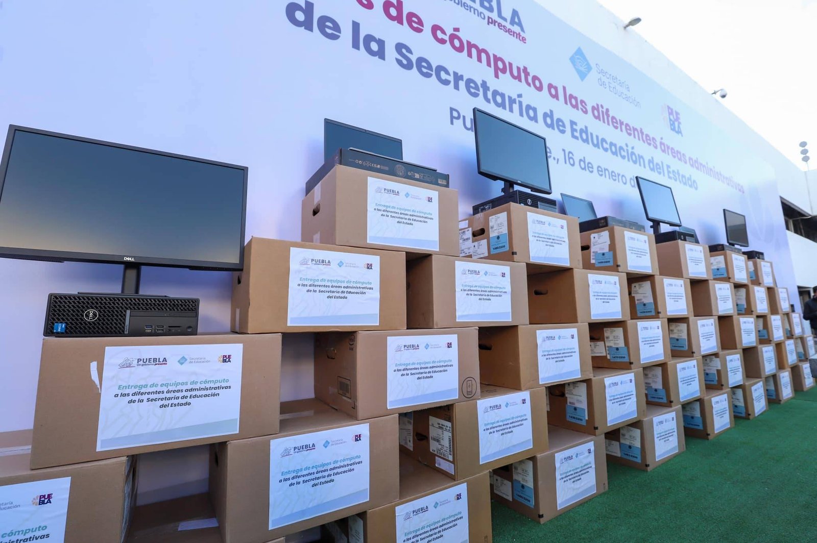 Entrega Gobernador computadoras a la SEP.