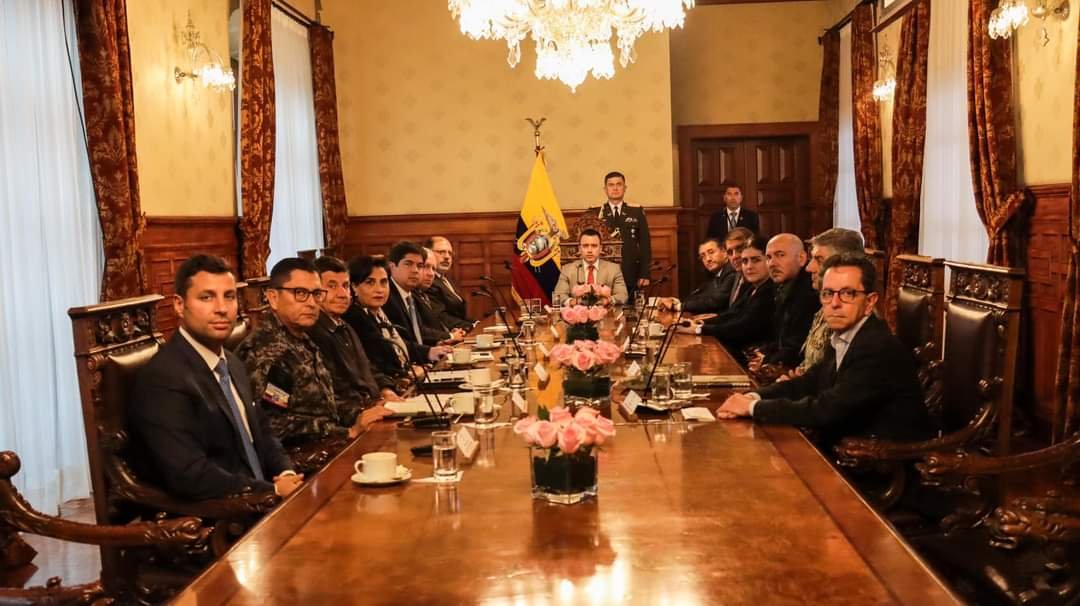 Daniel Noboa, presidente de Ecuador, advierte a terroristas: ‘No me doblegarán, estamos en guerra’.