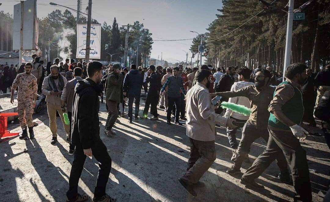 Explosiones en Evento Conmemorativo Dejan Más de 100 Muertos en Irán.