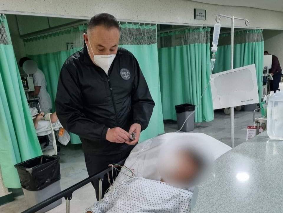 Fiscal de Edomex visita a escolta herido tras ataque.