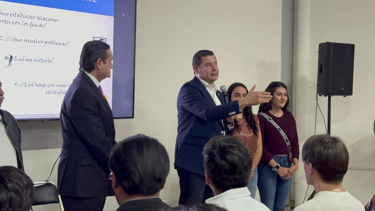 Hemos trabajado por las y los jóvenes de Puebla; Alejandro Armenta.
