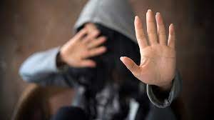 25 años de cárcel por violar a su hijastra.
