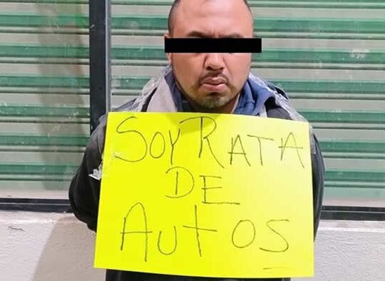 Rata de autos es amarrado por comerciantes de la Central de Abasto.