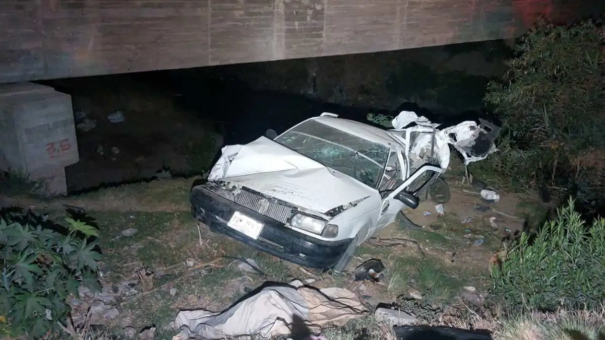 Conductor borracho cae a barranco y tripulantes mujeres mueren.