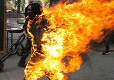 Frente a la Catedral de Oaxaca hombre se prende fuego.