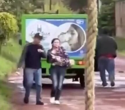 ¡Imperdonable! Apuntan con pistola a señora con bebé en brazos.