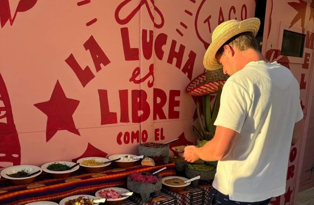 Captan a Max Verstappen comiendo Unos Tacos Durante Sus Vacaciones.