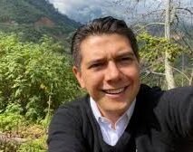 Velorio de Alejandro Arcos vigilado por la Policía Estatal.