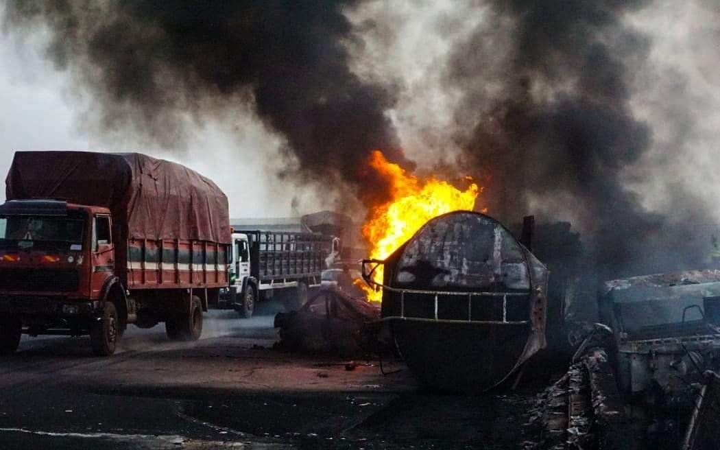 Tragedia en Nigeria, Explosión de Camión con Combustible Deja 140 Muertos, los Pobladores Ordeñaban la Pipa.