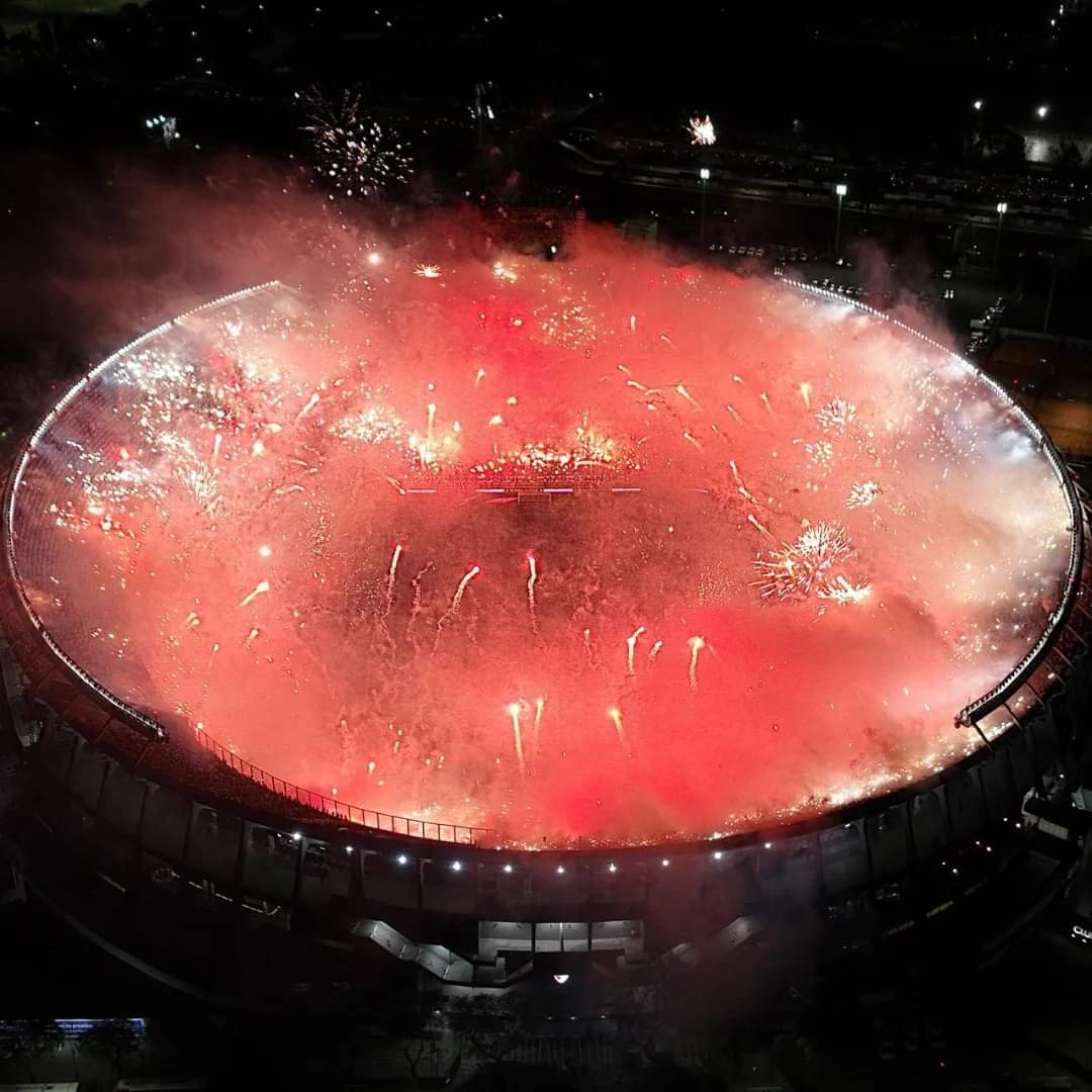Clausura monumental al estadio de River Plate por uso de pirotecnia.