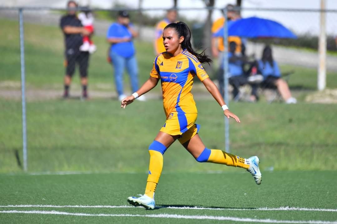 Jugadora de Tigres Fifi Llama Naca a aficionada.
