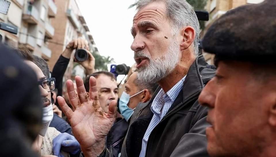 Con Lodo, Gritos de Afuera, Reciben los Afectados por Dana a los Reyes de España.