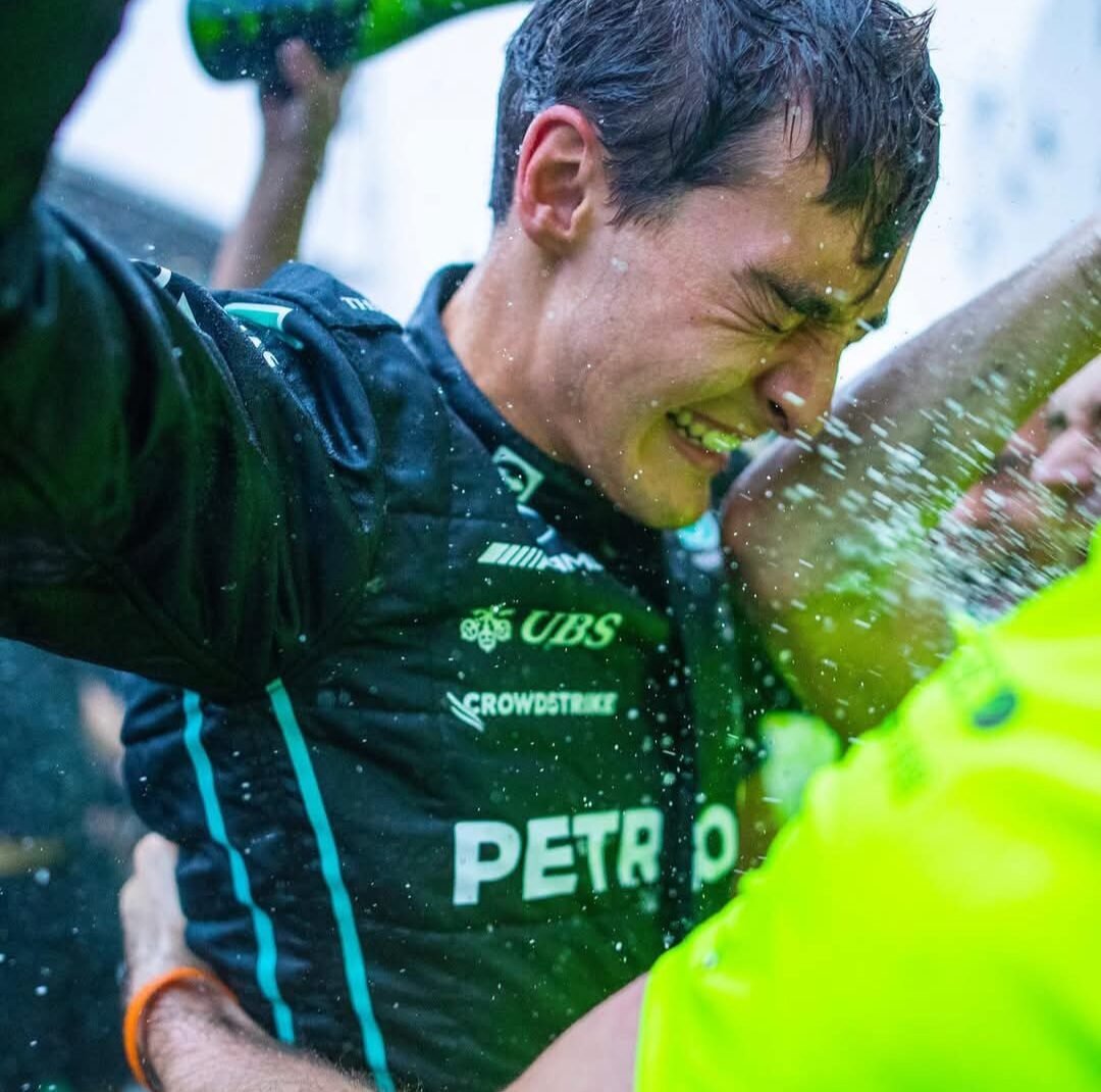 George Russell levanta la copa en el GP de Las Vegas.