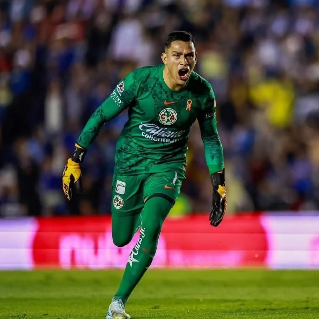 Malagón abandona el partido vs. Cruz Azul en camilla y con tanque de oxígeno.