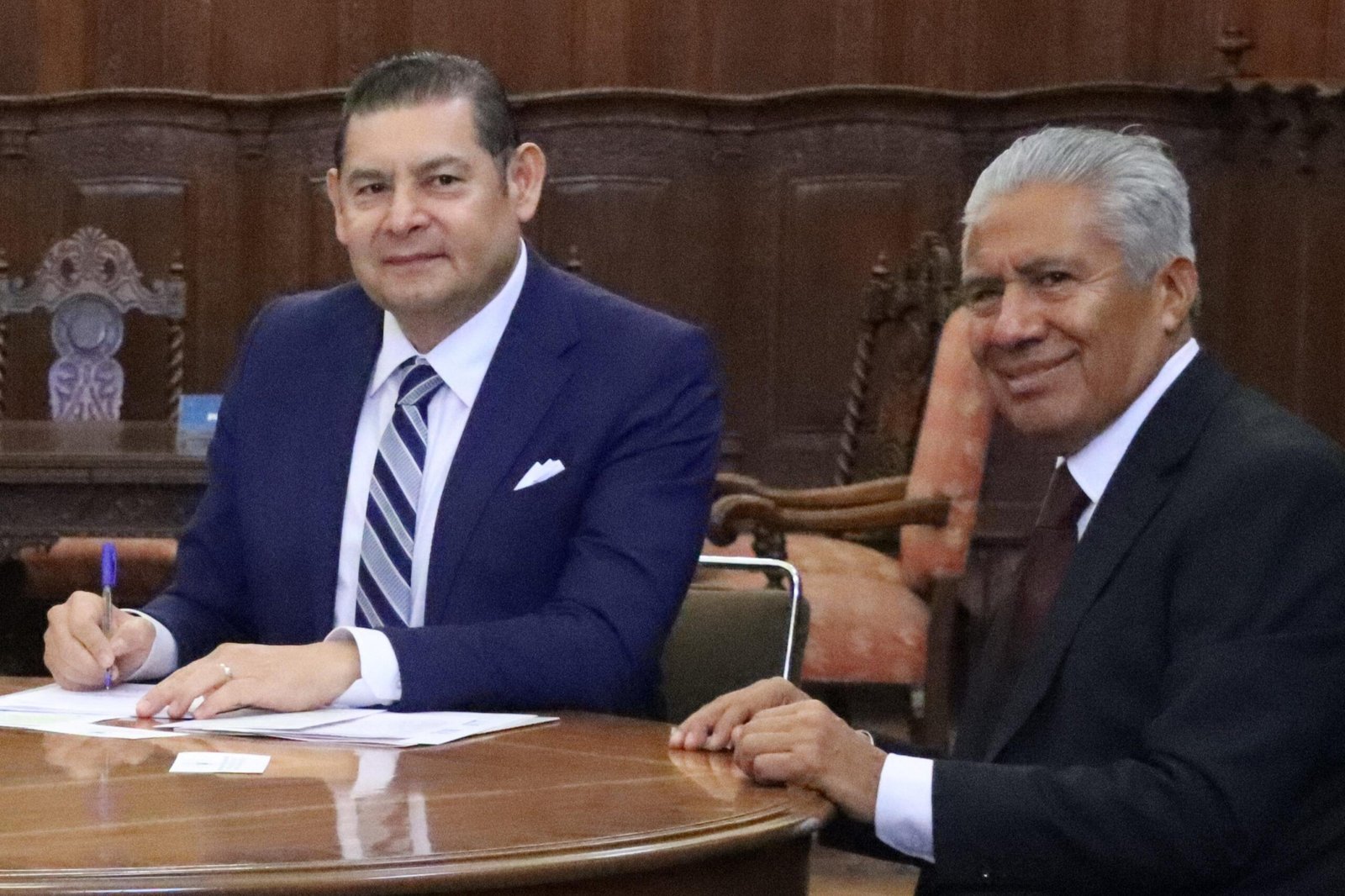 Denuncien extorsiones y falsos funcionarios pide Armenta y SEP.