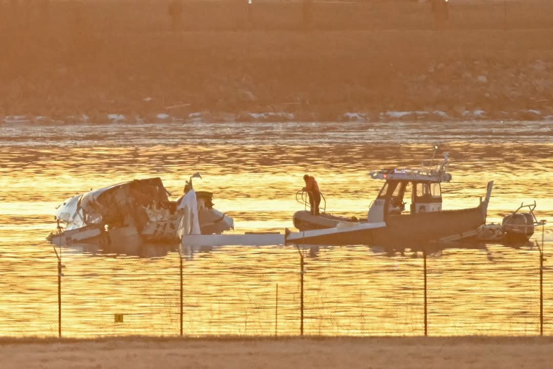 Rescatan 28 Pasajeros y Descartan Sobrevivientes en el Accidente Aéreo en Washington.