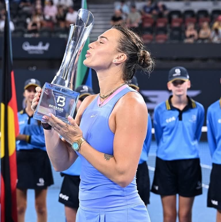 Aryna Sabalenka gana el primer torneo del año en Brisbane.