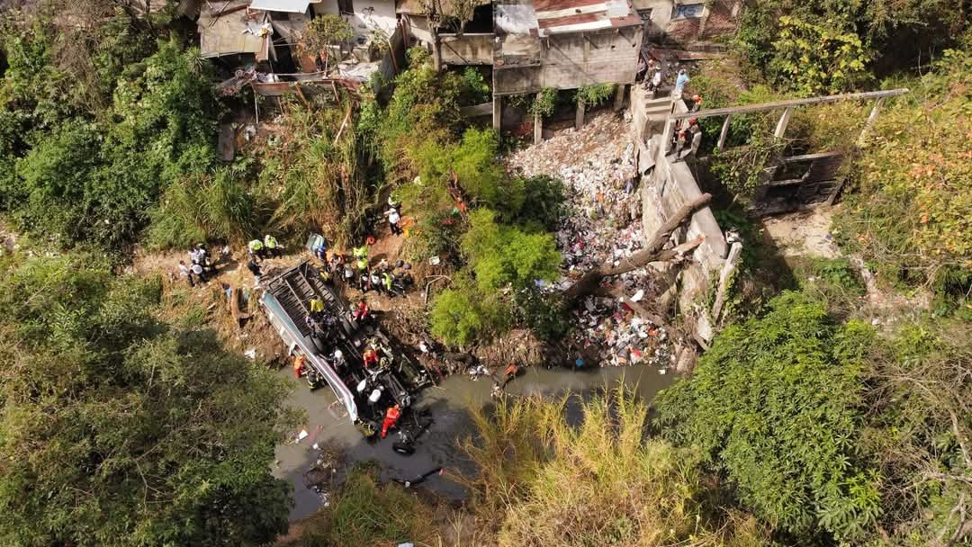 Horrible accidente en Guatemala, Autobús Cae a Barranco y Deja 51 Muertos.