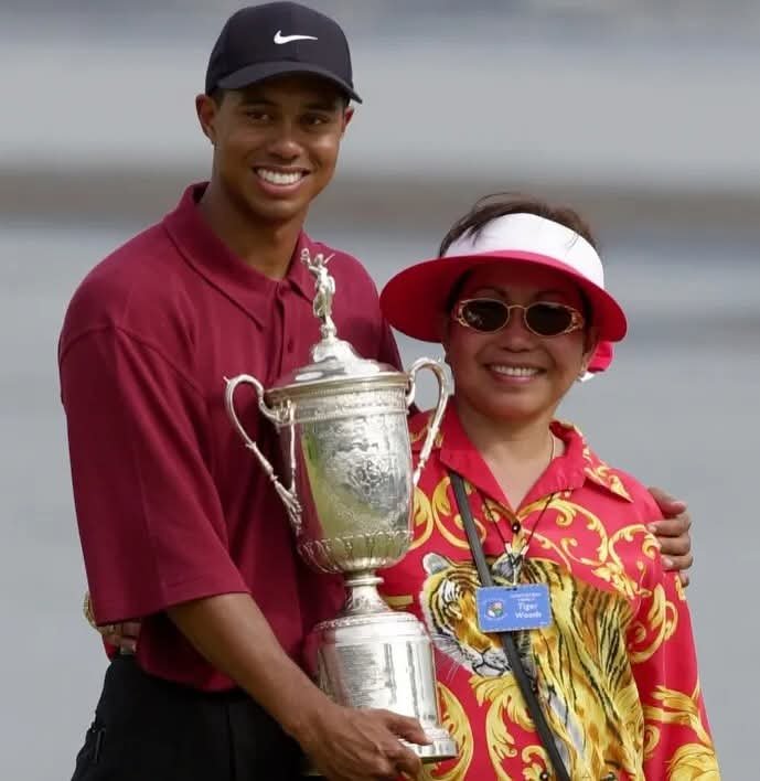 Murió la madre de Tiger Woods.