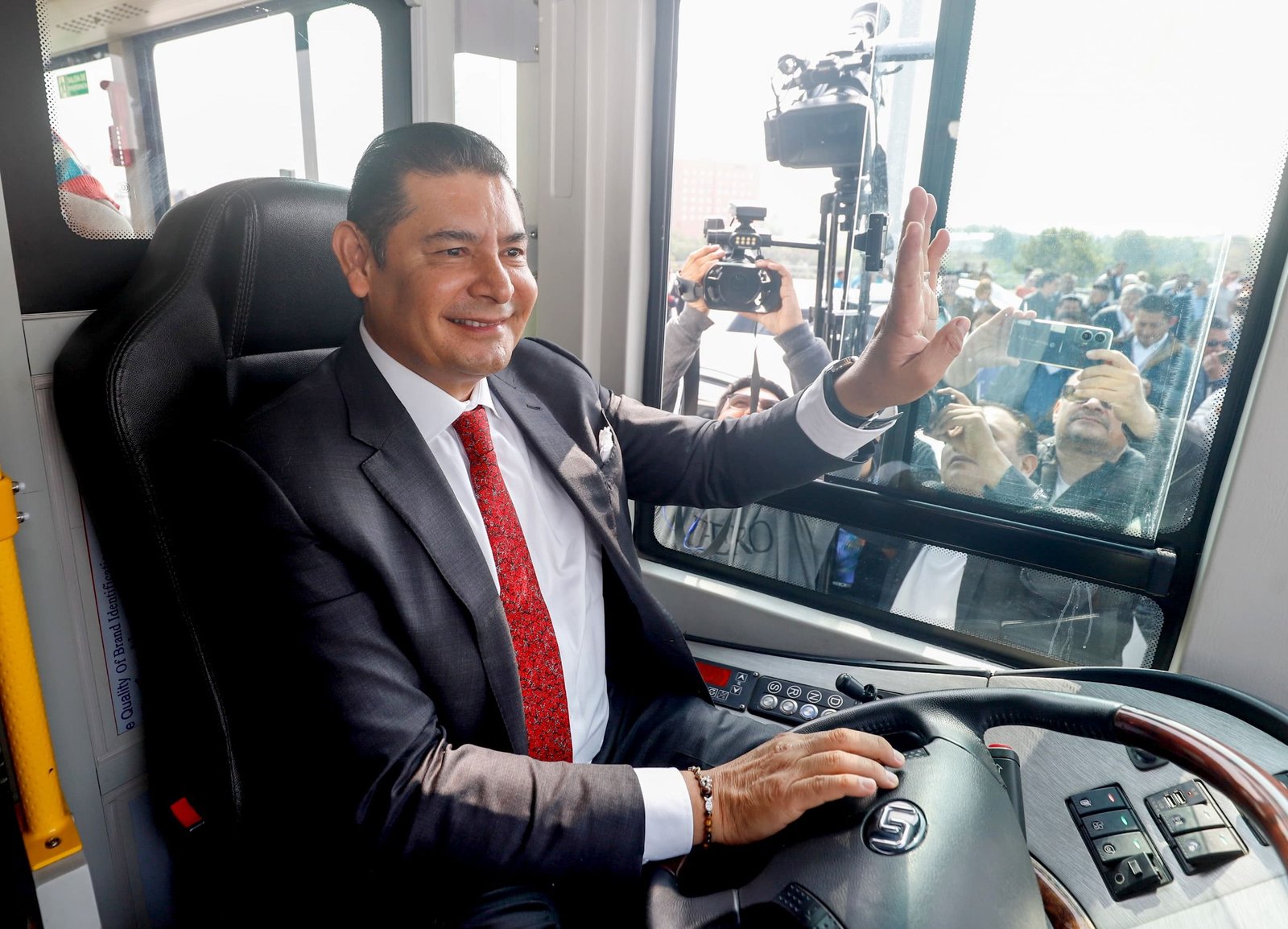 Puebla tiene los primeros 10 taxis eléctricos entregados por Gobierno del Estado.