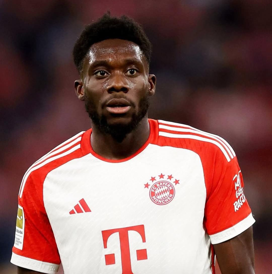 Alphonso Davies causa baja del Bayern Munich.