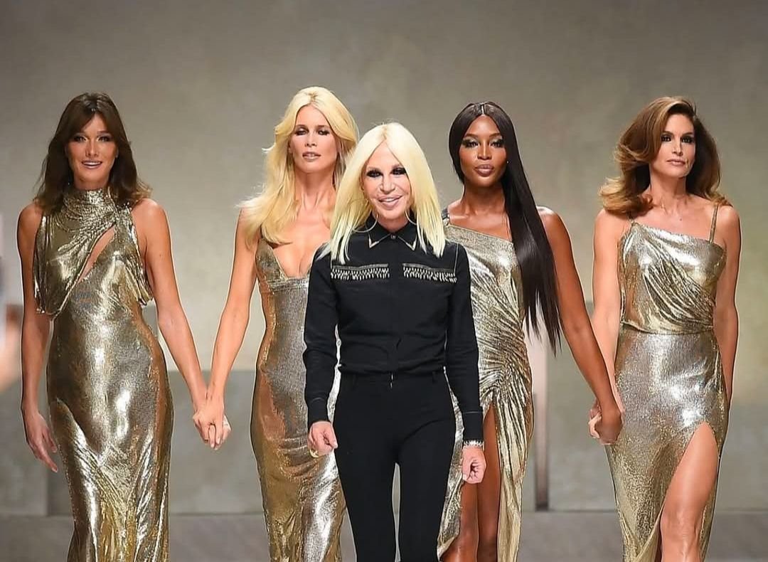 Donatella Versace Deja la Dirección Creativa de la Empresa Después de 27 Años.