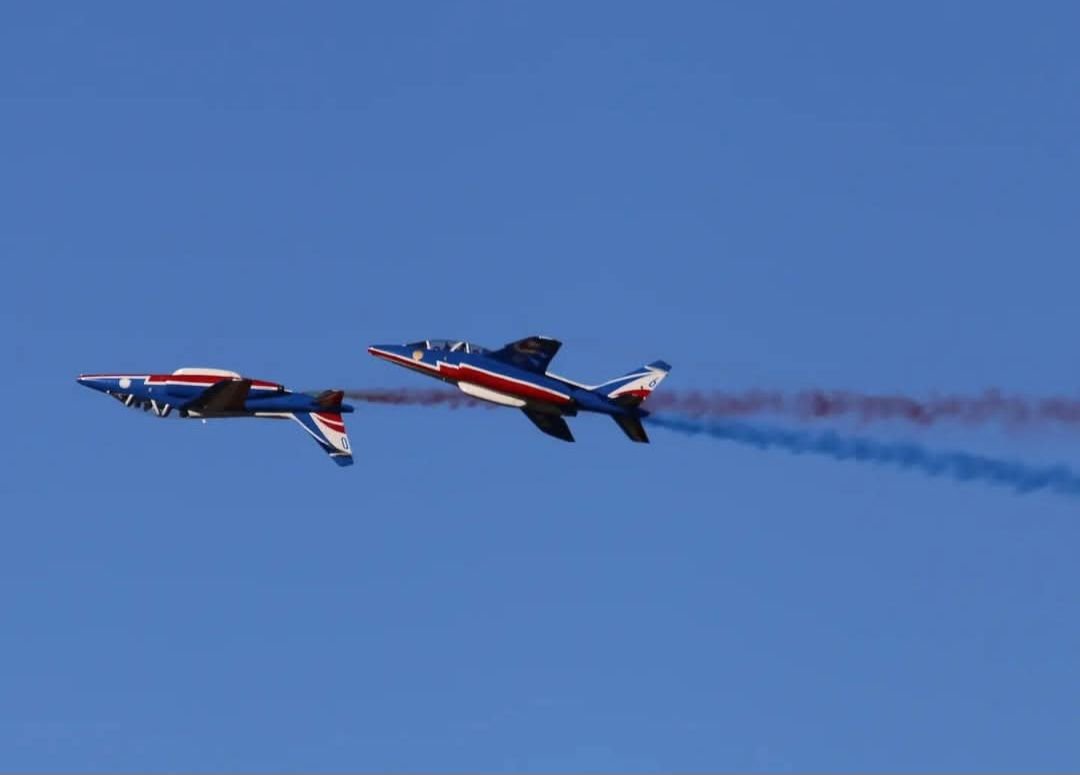 Chocan Dos Aviones Haciendo Acrobacias de la Patrulla de Francia.