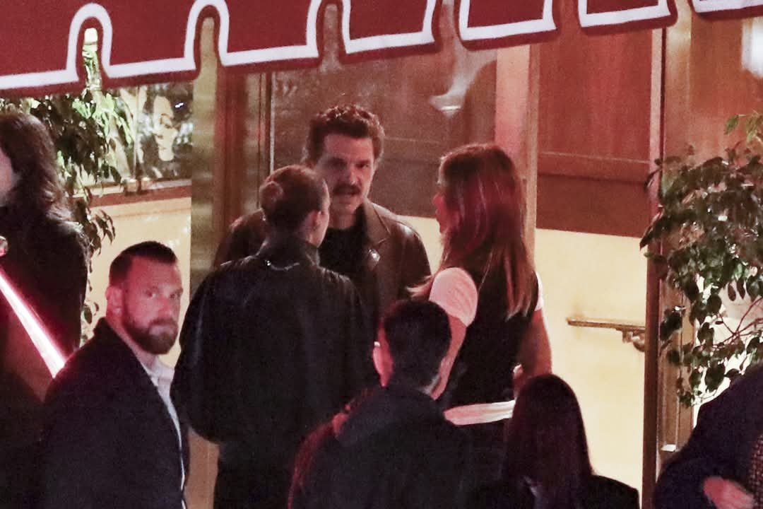 ¿Habra Romance? Pedro Pascal y Jennifer Aniston Son Captados Juntos Saliendo de un Restaurante.