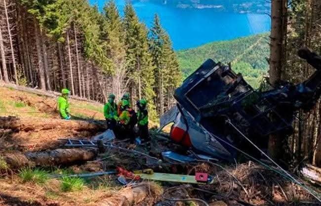 Tragedia en  Nápoles, se desploma Teleférico con Turistas Dentro; Hay 4 Muertos y 1 Herido.