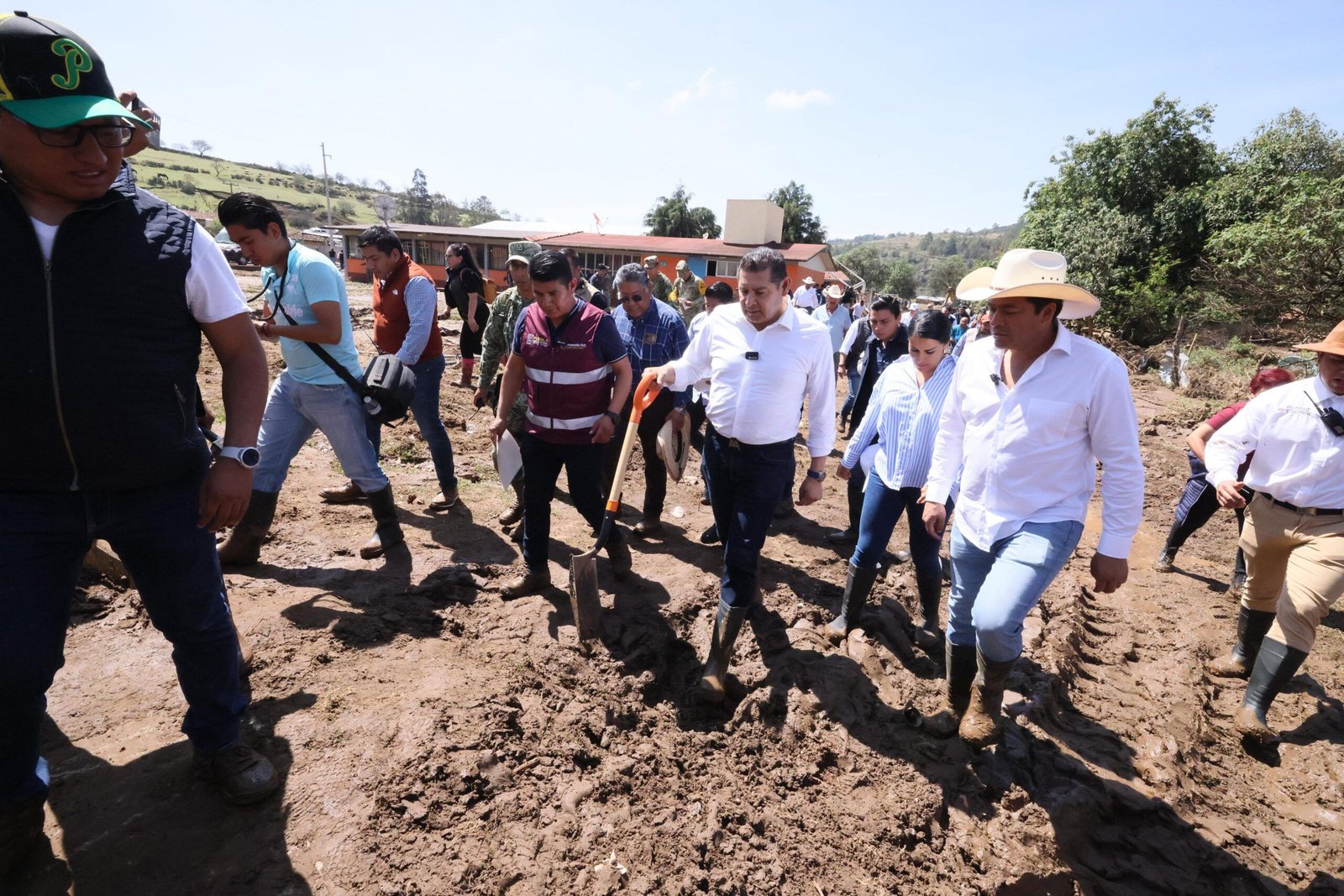 Tendrán todo el apoyo para recuperar sus casas muy pronto; Armenta en Chignahuapan