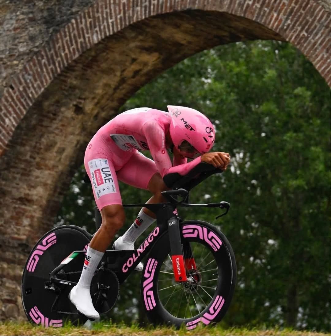 Isaac del Toro sufre caída en el inicio de la Vuelta a Burgos
