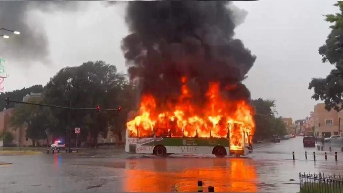 Normalistas CRIMINALES vandalizan la ciudad y queman autobús con conductor dentro (VIDEO)