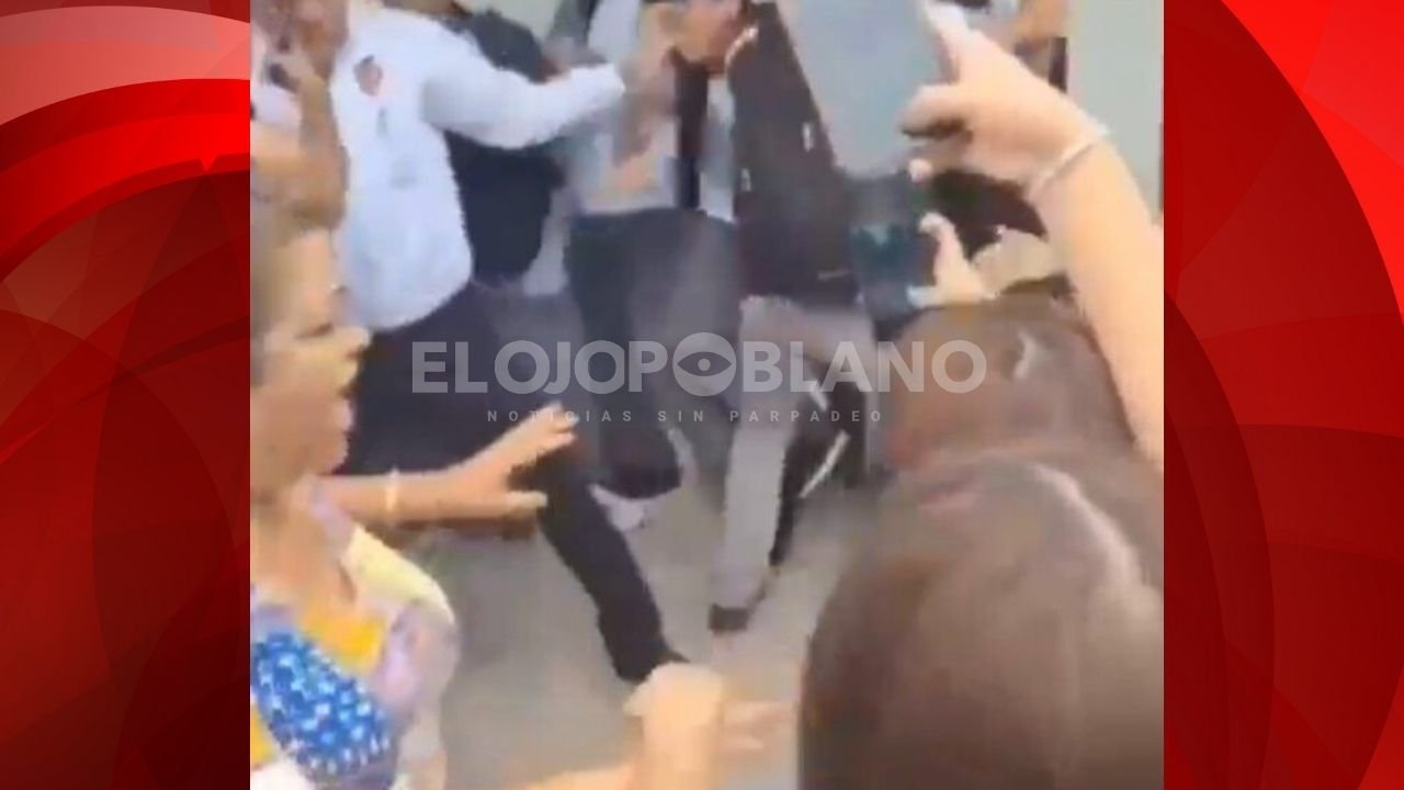 Alumnos le sorrajan unos guamazos a director de CETIS por depravado