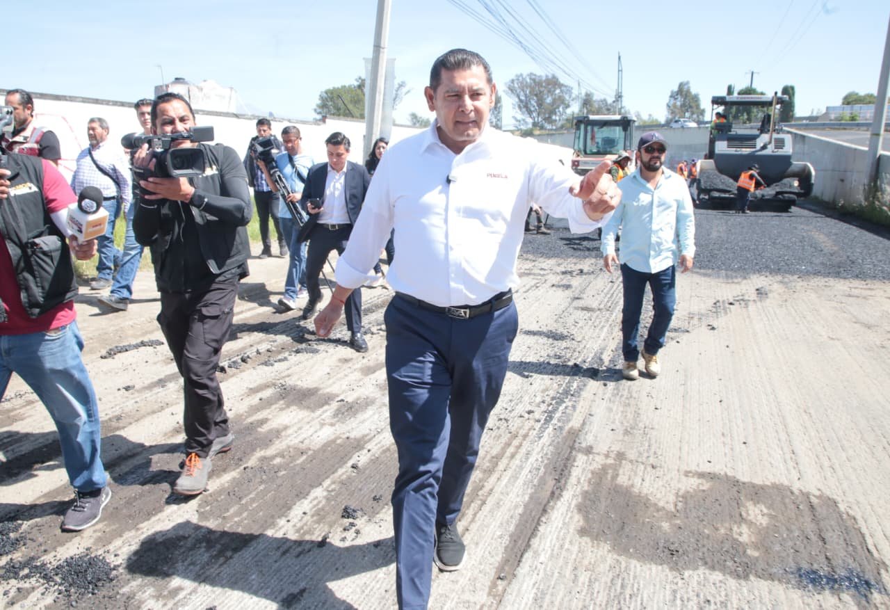 Pavimenta gobierno del estado calles de la capital y carreteras con apoyo de PEMEX