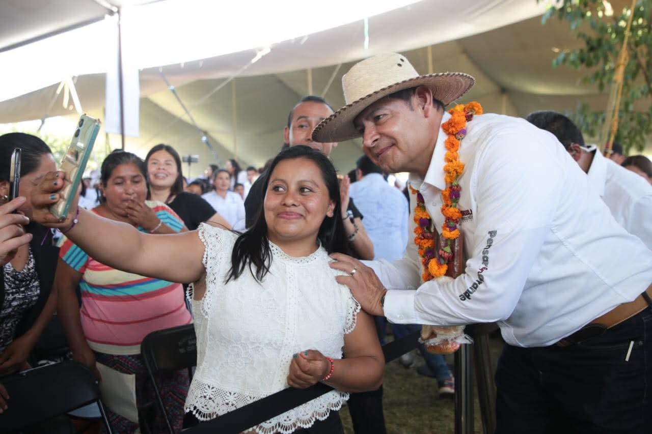 Desde Tenampulco entrega Armenta apoyos para el campo