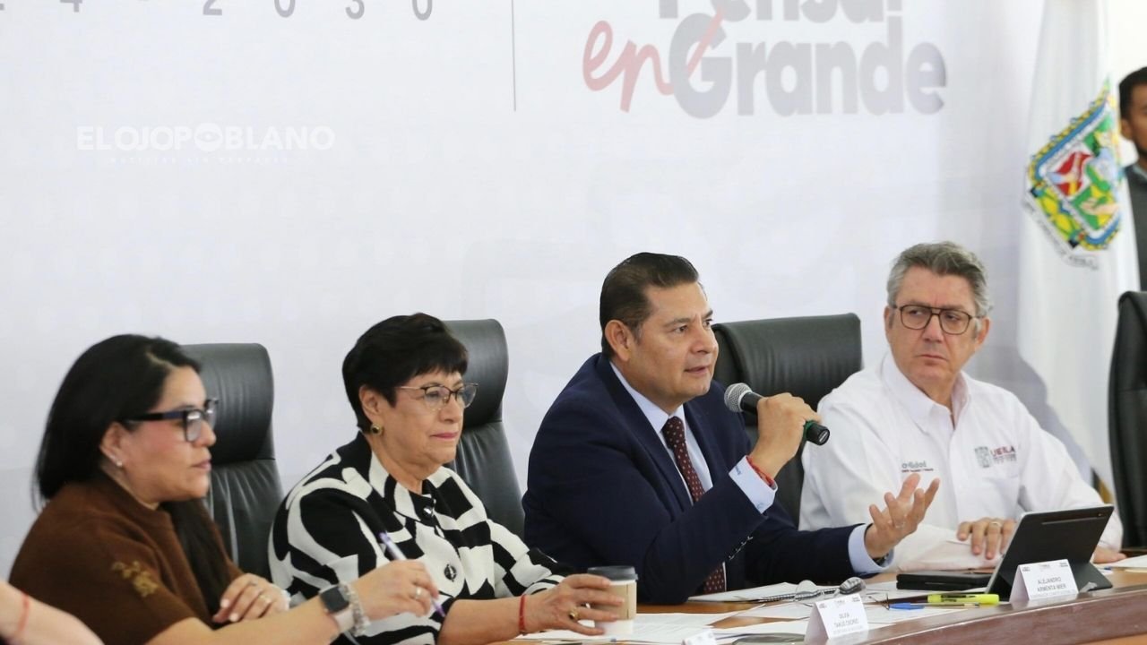 Pone gobierno el 20 por ciento a transportistas para enganche de nuevas unidades