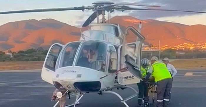 Traslado aéreo de mujer embarazada le salva la vida y de su bebé en Puebla