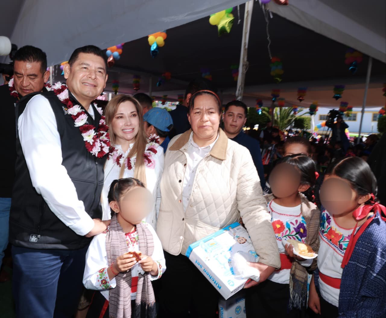 Armenta la hace de Rey Mago y lleva alegría a niñas y niños del estado