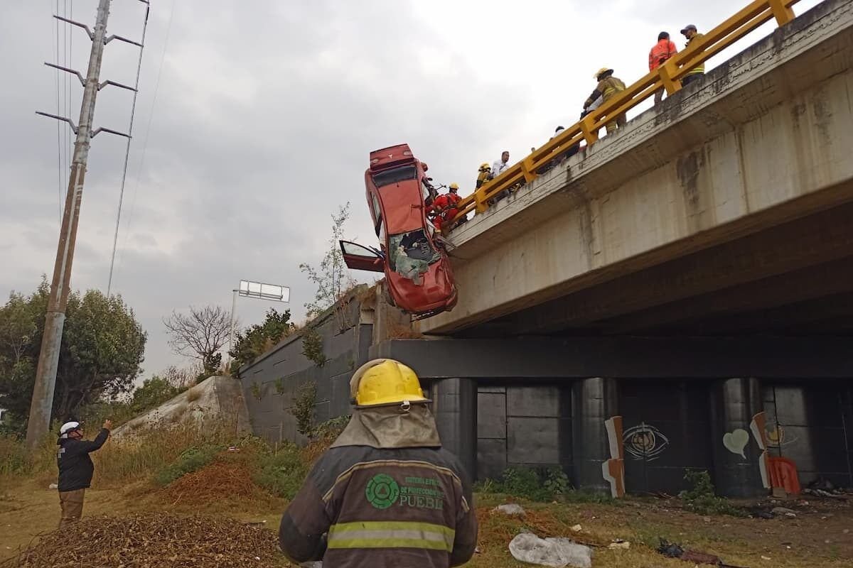 Milagroso rescate de una niña tras fuerte accidente en el Periférico Ecológico de Puebla